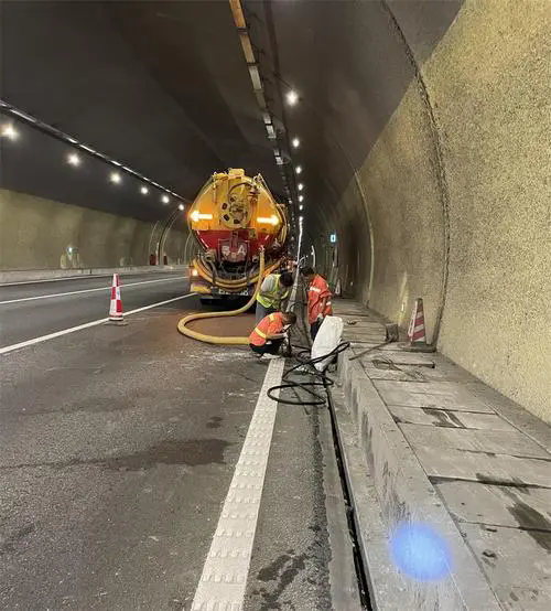 延长隧道排水渠清淤