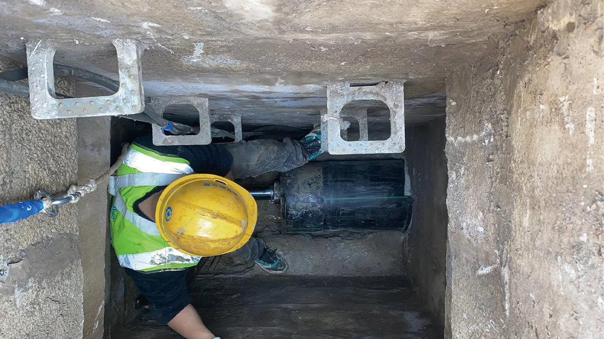 延长HDPE短管内衬法